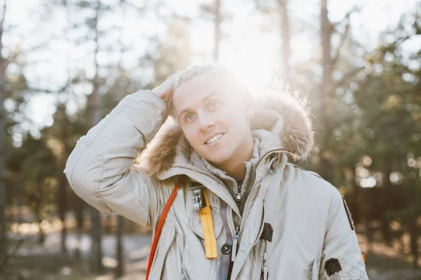 Pria Kulit Putih Tampan Hutan Dengan Sinar Matahari — Stok Foto