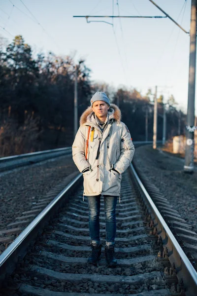 Täyspitkä Mies Talvitakissa Seisoo Rautatiellä — kuvapankkivalokuva