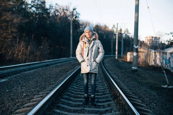 Ένας Άνδρας Στο Χειμώνα Σακάκι Στέκεται Στο Σιδηρόδρομο — Φωτογραφία Αρχείου