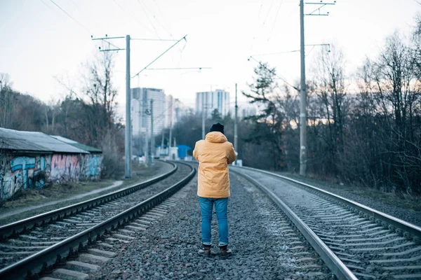 Πορτρέτο Του Άτομο Που Στέκεται Μεταξύ Των Σιδηροδρόμων — Φωτογραφία Αρχείου