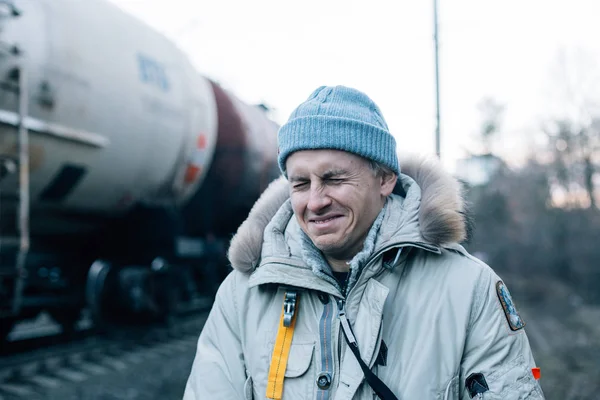 Mann Winterjacke Und Grauem Hut Steht Auf Bahngleisen Und Macht — Stockfoto