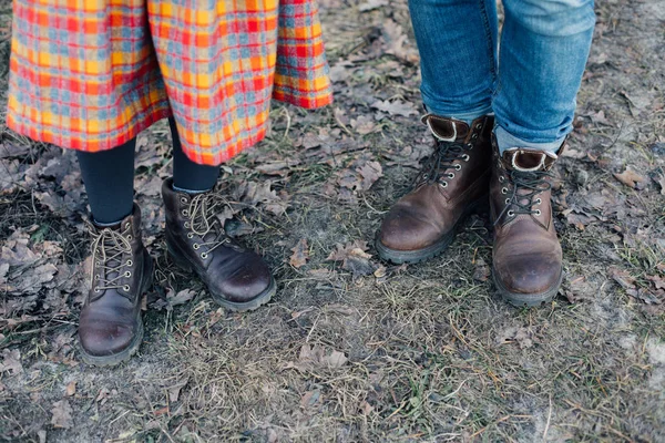 Ausgeschnittene Ansicht Zweier Paar Menschlicher Beine Rock Und Jeans — Stockfoto