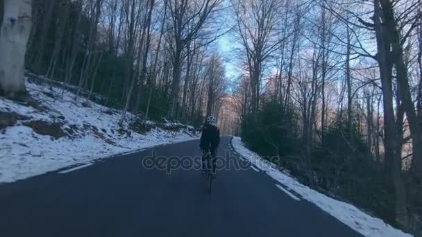 Flicka rider sin cykel i bergen — Stockvideo