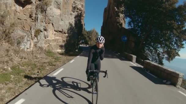 Ragazza cavalca la sua bicicletta in montagna — Video Stock