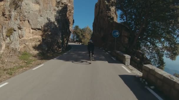 Menina monta sua bicicleta nas montanhas — Vídeo de Stock