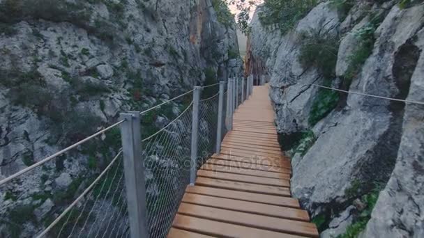 Caminar por un sendero peligroso en el parque nacional — Vídeo de stock