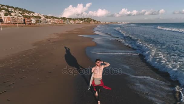 Surfista caminha ao lado da costa do mar — Vídeo de Stock