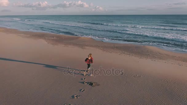 Menina feliz com caminhadas telefônicas na praia ao lado do oceano — Vídeo de Stock