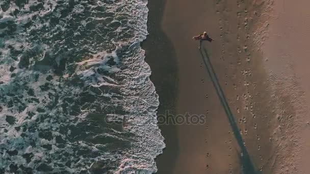 Chica feliz con teléfono camina en la orilla del mar al lado del océano — Vídeos de Stock