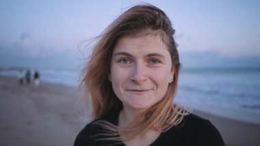 Sahilde günbatımı veya alacakaranlık zaman mutlu sarışın kız