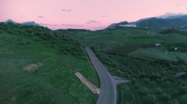 Doğa manzara küçük yol ile sahne hava atış