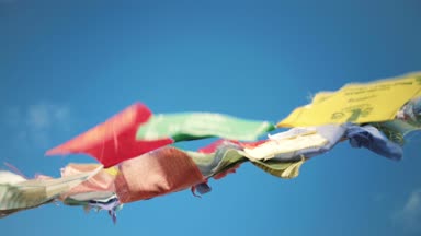 Budizm din, birçok bayrakları Manastırı yanında havada asılı