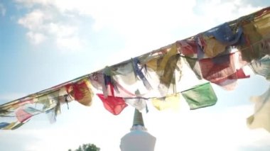 Budizm din, birçok bayrakları Manastırı yanında havada asılı