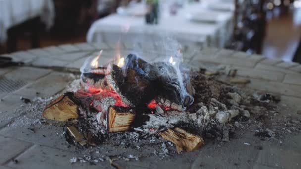 El fuego se quema en la chimenea — Vídeos de Stock