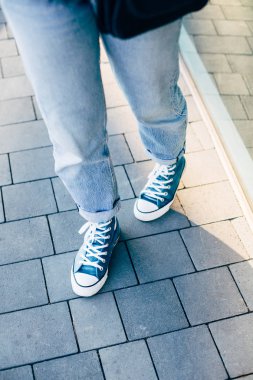 kırpılan insan bacakları yanmış kot pantolon ve lastikbotlar görünümünü