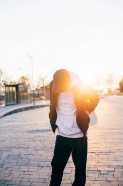 Sokağı'nda görünen adam portresi