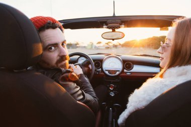 kadın ve erkekte cabriolet Cabrio araba açık çatı ile kırpılmış arka portresi