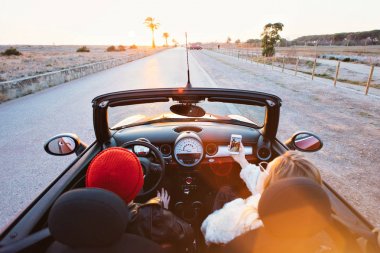 Cabrio cabriolet araba ile adam akıllı telefon kullanan kadın portresi 