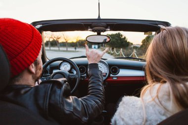 kırpılan Cabrio cabriolet arabaya el işaret gösteren adam görünümünü
