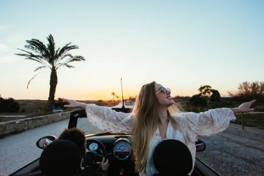 Aşık çift hipsters yaz aylarında Cabrio binmek
