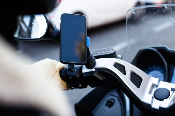 Przycięte Widzenia Kierowcy Motocykla Pomocą Smartphone Ustalona Rowerze — Zdjęcie stockowe