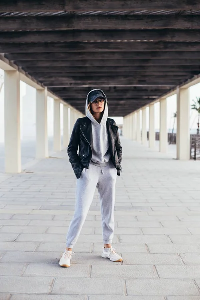 Retrato Mujer Joven Con Capucha Gris Pantalones Chándal Pie Muelle — Foto de Stock