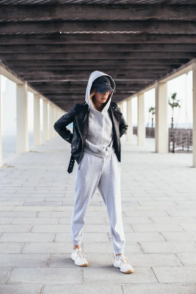 Portret Van Een Jonge Vrouw Grijs Hoodie Trainingsbroek Permanent Overdekte — Stockfoto