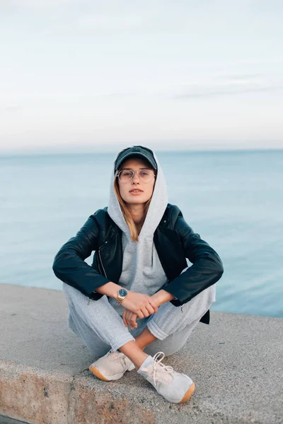 Retrato Mujer Joven Con Capucha Gris Pantalones Chándal Sentados Muelle — Foto de Stock