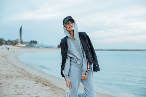 Portrait Young Woman Grey Hoodie Sweatpants Beach — Stock Photo, Image