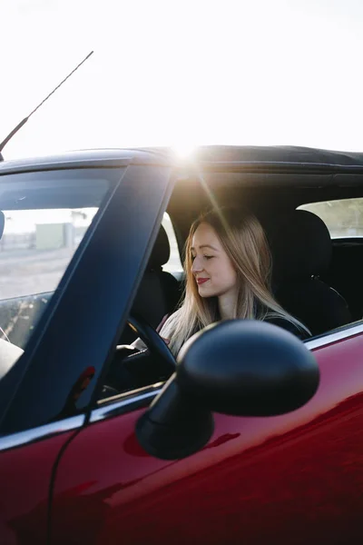 Kuva Nuoresta Naisesta Istuu Autossa Auringonlaskun Aikaan — kuvapankkivalokuva