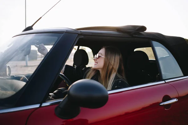 Retrato Jovem Mulher Sentada Carro Pôr Sol — Fotografia de Stock