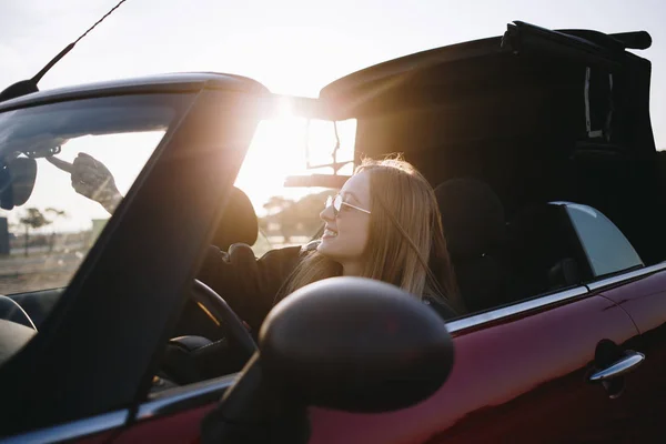 Porträt Einer Jungen Frau Die Bei Sonnenuntergang Auto Sitzt — Stockfoto