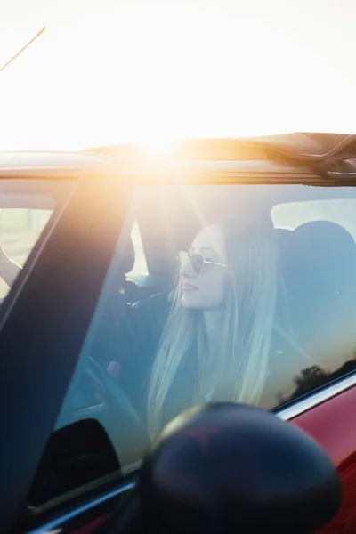 Kuva Nuoresta Naisesta Istuu Autossa Auringonlaskun Aikaan — kuvapankkivalokuva