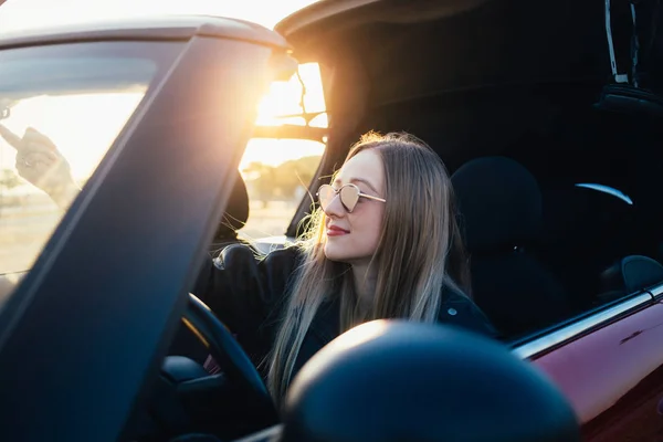 Retrato Jovem Mulher Sentada Carro Pôr Sol — Fotografia de Stock