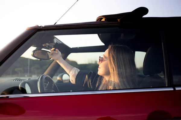 Porträt Einer Jungen Frau Die Bei Sonnenuntergang Auto Sitzt — Stockfoto