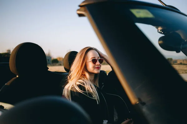 Portret Młodej Kobiety Siedzi Samochodzie Zachodzie Słońca — Zdjęcie stockowe