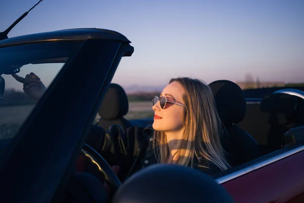 Portret Młodej Kobiety Siedzi Samochodzie Zachodzie Słońca — Zdjęcie stockowe