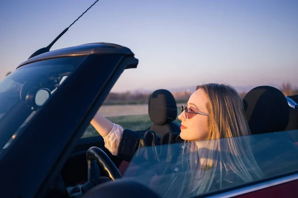 Portret Van Jonge Vrouw Zitten Auto Bij Zonsondergang — Stockfoto