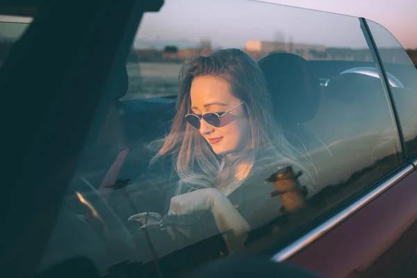 Retrato Jovem Mulher Sentada Carro Pôr Sol — Fotografia de Stock