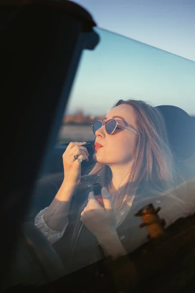 Porträt Einer Jungen Frau Die Sich Bei Sonnenuntergang Auto Schminkt — Stockfoto