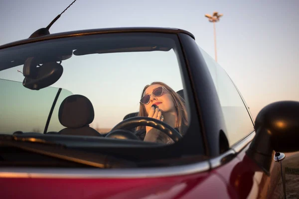 Retrato Jovem Aplicando Maquiagem Carro Pôr Sol — Fotografia de Stock