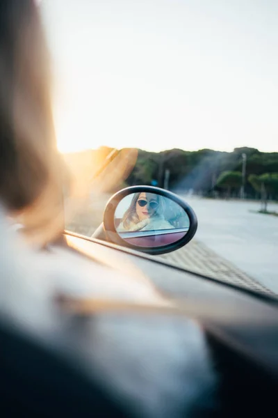 Vista Cortada Mulher Refletida Espelho Visão Lateral Carro Cabriolet Conversível — Fotografia de Stock