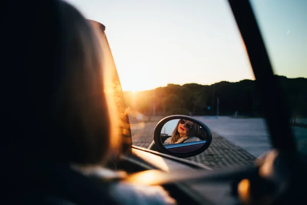 Περικοπεί Άποψη Της Γυναίκας Που Αντανακλάται Sideview Καθρέφτη Του Αυτοκινήτου — Φωτογραφία Αρχείου
