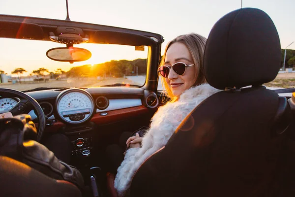 Retrato Traseiro Cortado Mulher Homem Cabriolet Carro Conversível Com Telhado — Fotografia de Stock