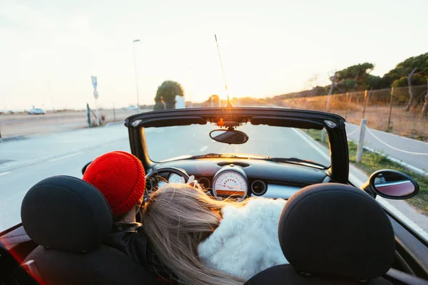 Retrato Traseiro Cortado Mulher Homem Cabriolet Carro Conversível Com Telhado — Fotografia de Stock