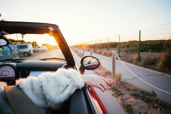 Vista Cortada Mão Feminina Porta Lateral Carro Sonho Cabriolet Conversível — Fotografia de Stock