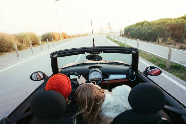 Retrato Trasero Recortado Mujer Hombre Coche Descapotable Cabriolet Con Techo —  Fotos de Stock