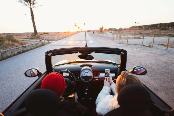 Retrato Mujer Usando Smartphone Coche Descapotable Cabriolet Con Hombre —  Fotos de Stock