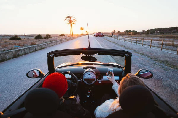 Retrato Mujer Usando Smartphone Coche Descapotable Cabriolet Con Hombre —  Fotos de Stock