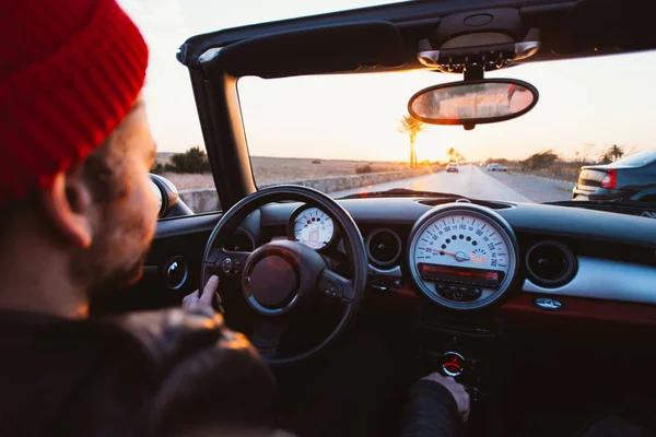 Visão Cortada Homem Dirigindo Carro Cabriolet Conversível — Fotografia de Stock